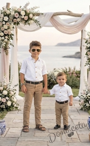 Детски комплект от риза с дълъг ръкав в бяло с дълъг панталон в бежово с колан от колекция Бежина