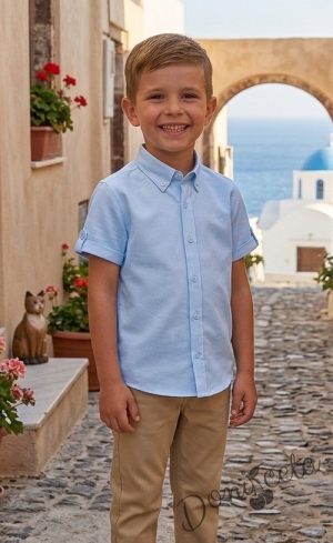 Летен комплект за момче от риза с къс ръкав в светлосиньо и дълъг панталон в бежово