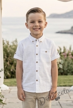 Лятна детска риза в бяло с къс ръкав за момче от лен с копчета в бежово