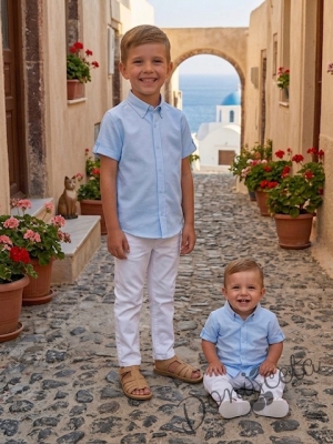 Летен комплект за момче от риза с къс ръкав в светлосиньо и дълъг панталон в бяло