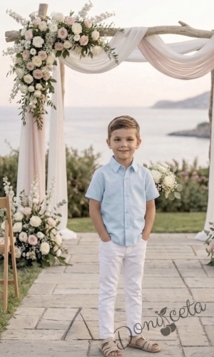 Летен комплект за момче от риза с къс ръкав в светлосиньо и дълъг прав панталон в бяло