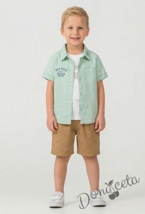 Летен комплект за момче от 3 части - риза с къс ръкав с щампа в цвят мента, бяла тениска с надпис и бежови къси панталони