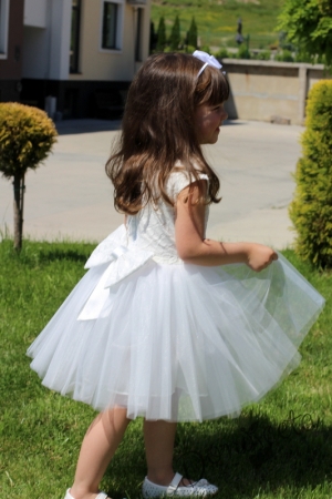 Детска официална рокля Крис от дантела и тюл в бяло от колекция Снежина