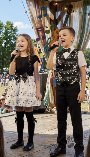 Комплект от 2 части-детска официална рокля с къс ръкав в черно с бяла долна част с ноти с тюл в черно и диадема