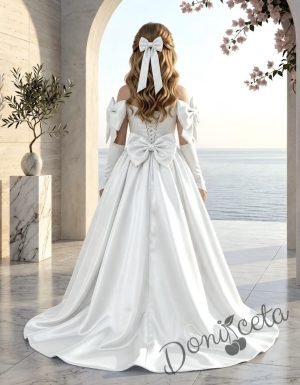 Дълга официална детска рокля с изчистено деколте и обемна пола, която преминава в елегантен шлейф в бял цвят