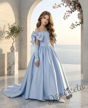 Дълга официална детска рокля с изчистено деколте и обемна пола, която преминава в елегантен шлейф в светлосин цвят