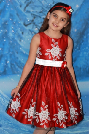 Детска рокля в червено с бели цветя