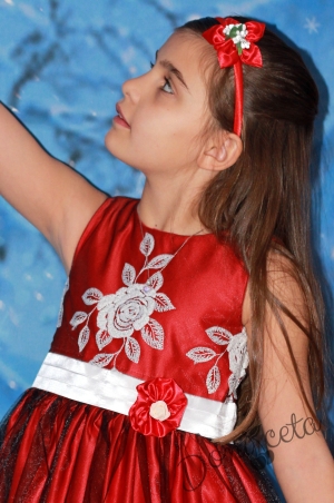 Детска рокля в червено с бели цветя