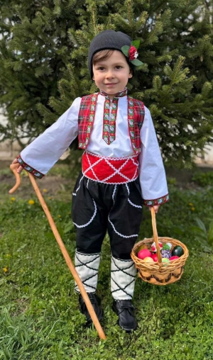 Бебешка/детска народна носия за момче с риза, потури, пояс, елек с шевици и аксесоар за калпак в червено и черно