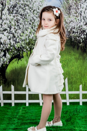 Детско палто за момиче с дантела в екрю с панделки