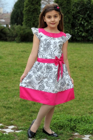 Детска рокля на цветя с цикламен бордюр отдолу