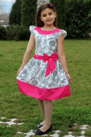 Детска рокля на цветя с цикламен бордюр отдолу