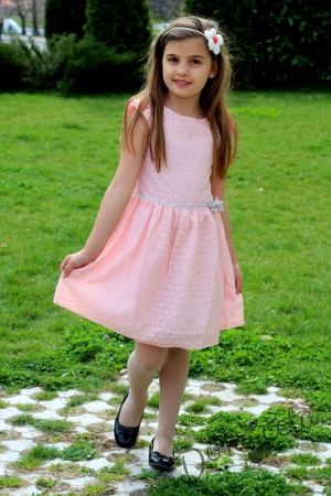 Официална детска рокля в розово от дантела с къс ръкав