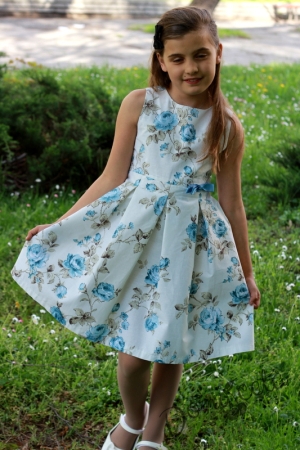 Детска рокля на рози в синьо