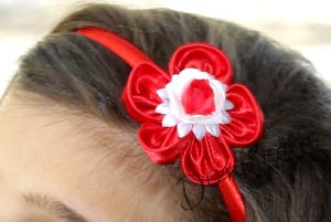 Диадема за коса в червено под формата на цвете