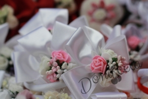 Ръчно изработена диадема в бяло с розови розички