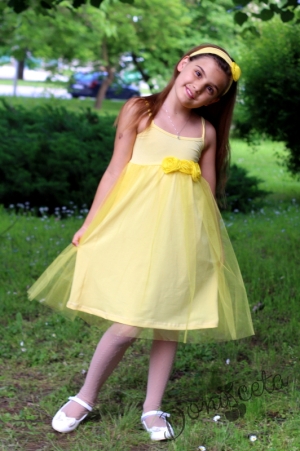 Лятна детска рокля в жълто с тюл и с тънки презрамки 3