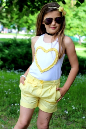 Детски потник в бяло със сърце от къдрички в жълто