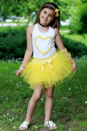 Детски потник в бяло със сърце от къдрички в жълто