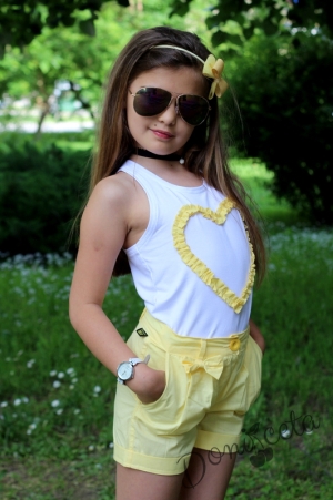 Детски къси панталони в жълто за момиче
