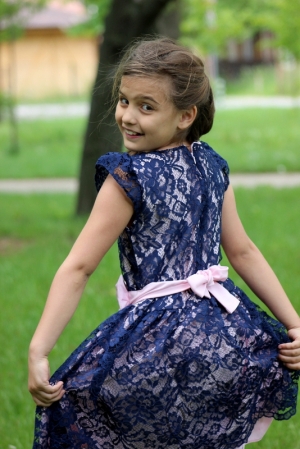 Официална детска рокля в тъмносиньо с дантела 