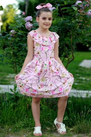 Лятна детска рокля в розово на цветя