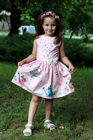Детска рокля в розово с пеперудки и лейки