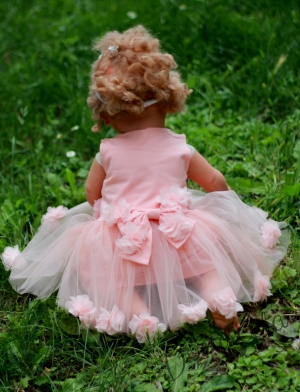 Официална детска/бебешка рокля в прасковено с тюл и с 3D розички и голяма панделка отзад