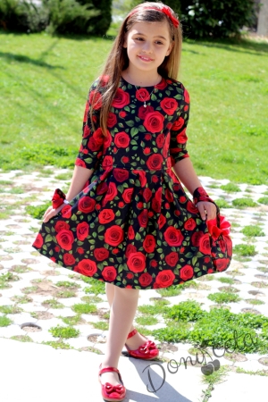 Комплект в еднакъв десен от шлифер с рокля в черно с дълъг ръкав с червени рози