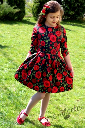 Комплект в еднакъв десен от шлифер с рокля в черно с дълъг ръкав с червени рози