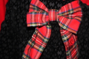 Комплект от блузка в червено и пола в черно с карирана панделка