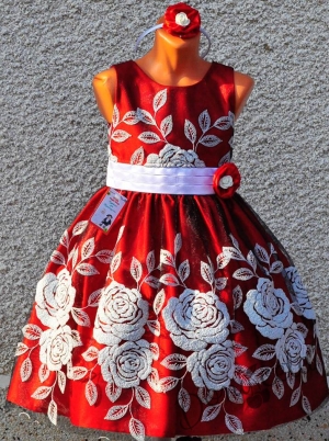 Детска рокля в червено с бели цветя от дантела