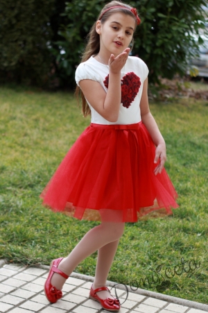 Официална детска рокля със сърце от розички и тюл в червено