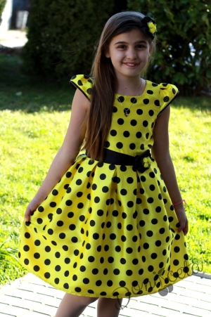 Празнична детска рокля в жълто на черно точки
