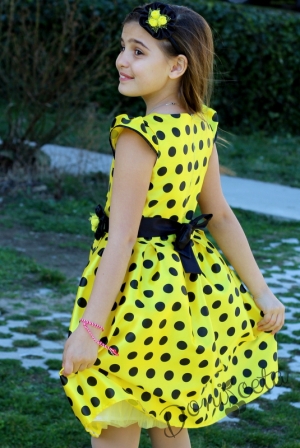Празнична детска рокля в жълто на черно точки