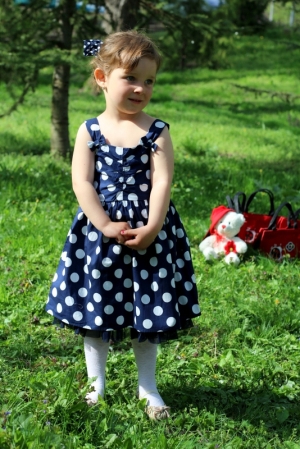 Детска лятна рокля в синьо на точки