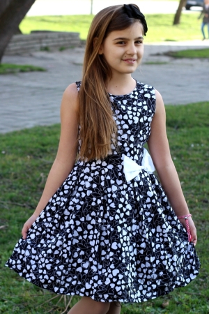 Официална или ежедневна детска рокля на бели сърца