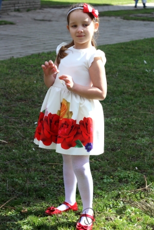 Детска  рокля от неопрен с бордюр от цветя с болеро в червено