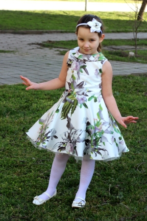 Официална детска рокля Сияна в бяло  с нежни цветя 