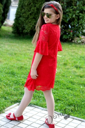 Детска рокля в дантела в червено