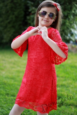 Детска рокля в дантела в червено
