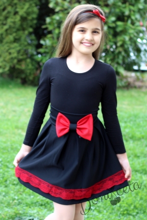 Детска пола в черно с дантела и панделка в червено