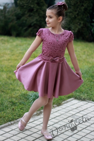 Комплект от Официална детска рокля от дантела и сатен в пепел от рози с кукла