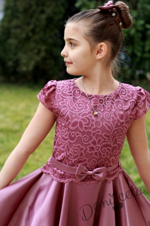 Комплект от Официална детска рокля от дантела и сатен в пепел от рози с кукла