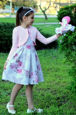 Детска рокля на рози и пеперуди с болеро в розово