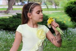 Лятна детска рокля в жълто с цвете Контраст