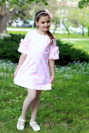 Лятна детска рокля на точки в розово с ръкави с панделки