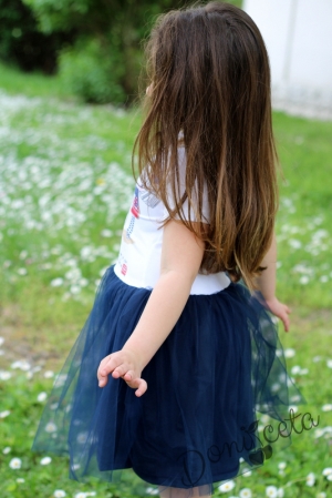 Лятна детска рокля с тюл в тъмносиньо с момичнце и тюл