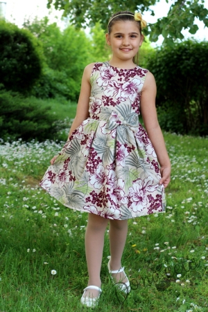 Детска рокля на цветя от лен 
