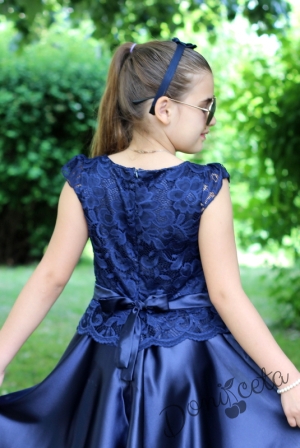 Официална детска рокля от дантела и сатен в тъмносиньо с къс ръкав